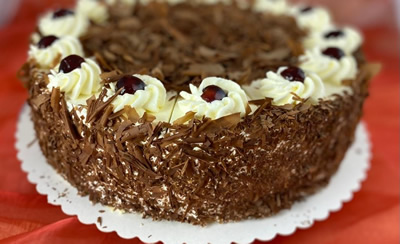 Foto einer Sahnetorte mit Schokolade von der Konditorei Rosen